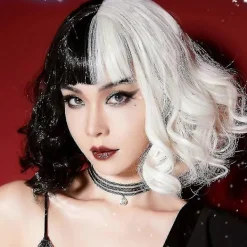 FMYSJ Cruella De Vil Cosplay Peruk Halv Svart och Vit för Kvinnor Cosplay Tillbehör, Kort Vågig Bob Halloween Party Peruker med Lugg (FMY)><noscript><img width=
