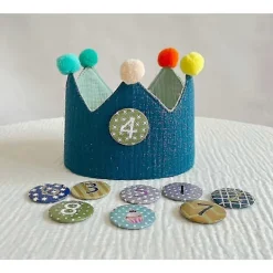 Födelsedagskrona i muslin med pappersdrake och siffror för barns födelsedag, tillverkad av muslinväv> Huvudbonader