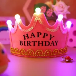 Grattis på födelsedagen hatt med blått LED><noscript><img width=