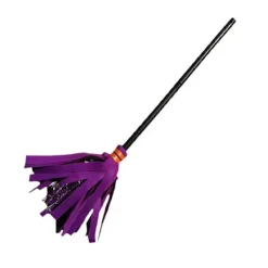CL Häxkvastprydnad med lila handtag och vita spetsar><noscript><img width=