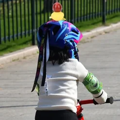 Motorcykel söt liten gul anka med hjälm mountainbike cykel dekoration röd><noscript><img width=