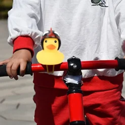 Motorcykel söt liten gul anka med hjälm mountainbike cykel dekoration röd><noscript><img width=