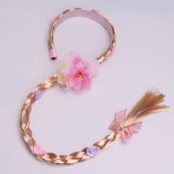 Peruk i prinsessstil med långa flätor och hårband, med en stor flätad blomma i rosa.> Peruker