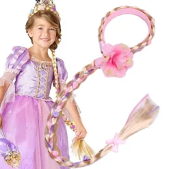 Peruk i prinsessstil med långa flätor och hårband, med en stor flätad blomma i rosa.> Peruker