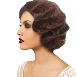 Res tillbaka i tiden med denna utsökta peruk i flapperstil! Den karakteristiska korta vågiga designen återskapar perfekt det ikoniska 1920-talet | Fyndiq> Tillbehör