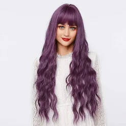 Rosröd vågig peruk. Lång lockig peruk med lugg för kvinnors kostym syntetisk full> Peruker