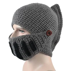 Stickad mössa med gladiatormask i romersk riddarstil - handgjord><noscript><img width=