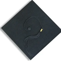 Studentmössa, examenmössa, universitetsexamenmössa med hängande tofsar, för examenceremonin, passar för gymnasiet><noscript><img width=