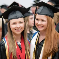 Studentmössa, examenmössa, universitetsexamenmössa med hängande tofsar, för examenceremonin, passar för gymnasiet><noscript><img width=