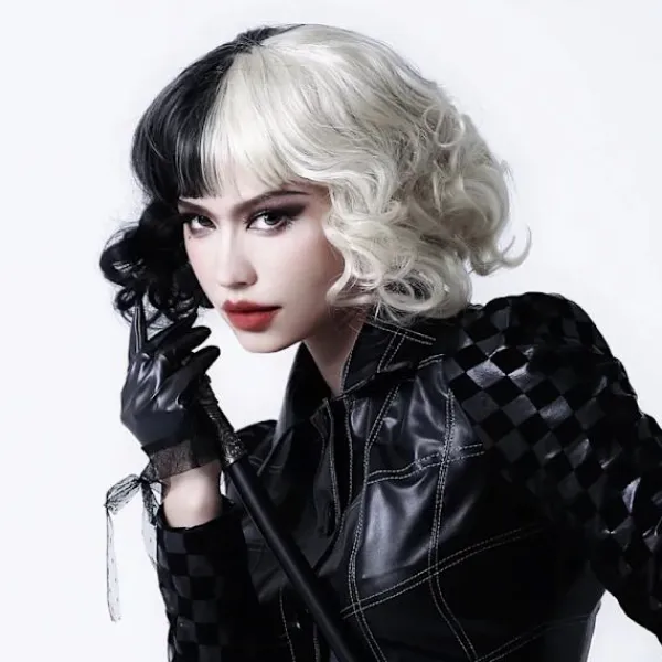 Svart och vit magisk kuira peruk, kort lockigt svart och vitt hår> Peruker