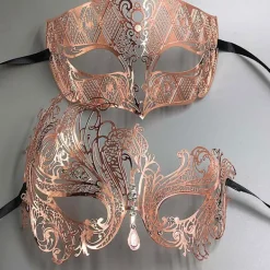 Svart Silver Guld Metall Filigran Laserskuren Par Venetiansk Maskeradmask Bröllop Balmask Halloween Maskerad Kostymmask Set Silver Klar Diamant | Fyndiq><noscript><img width=