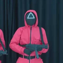 Xbi- Squid Game 2 Vuxen Triangelvakt Jumpsuit + Mask M><noscript><img width=